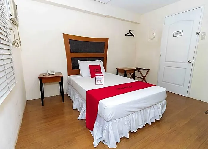 Reddoorz @ Amorsolo Makati 酒店 2*