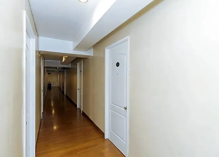 Reddoorz @ Amorsolo Makati 马尼拉